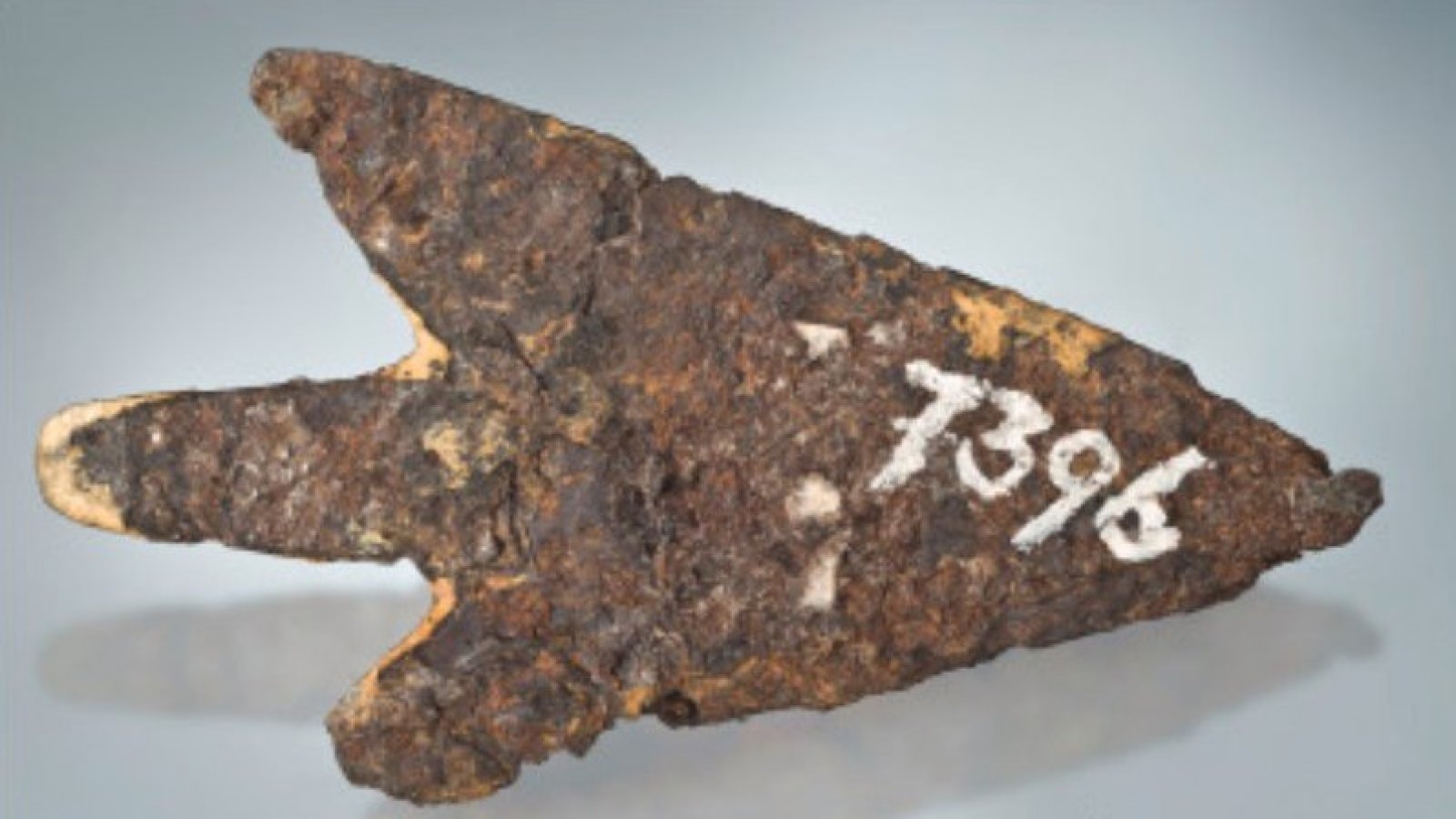 ¡Increíble descubrimiento en Suiza! Una punta de flecha de 3.000 años construida con material extraterrestre.
