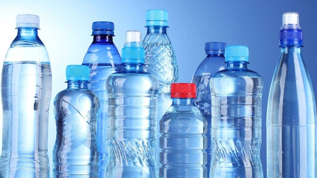 Alerta en Chile: Estudio Revela Altos Niveles de Microplásticos en Aguas&nbsp;embotelladas.