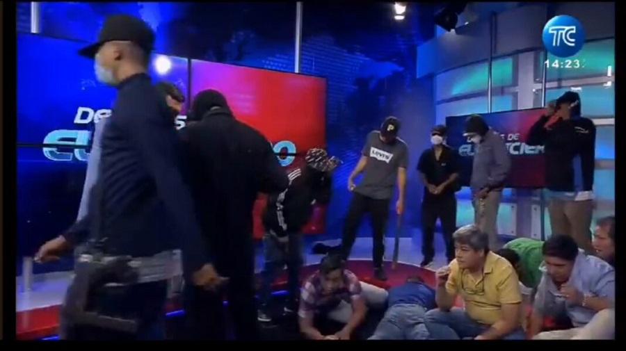 [VIDEO] Encapuchados armados toman canal de televisión en Ecuador