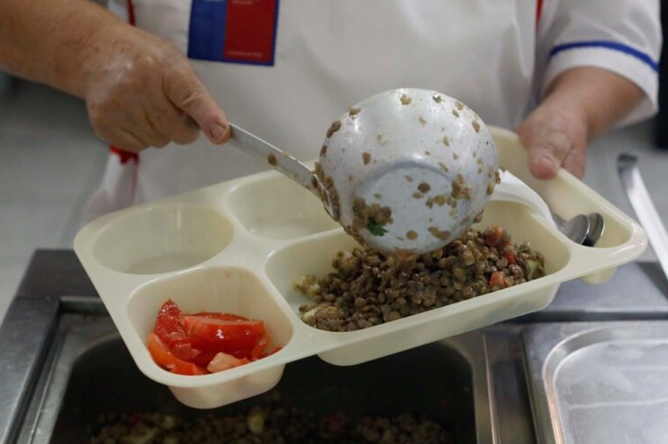 Manipuladoras de Alimentos de Ñuble inician paro indefinido por condiciones laborales y falta de suministros
