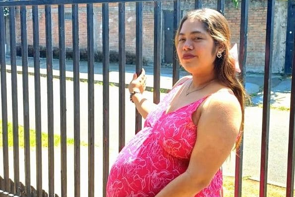 Joven madre chillaneja busca apoyo para cesárea de trillizas siamesas
