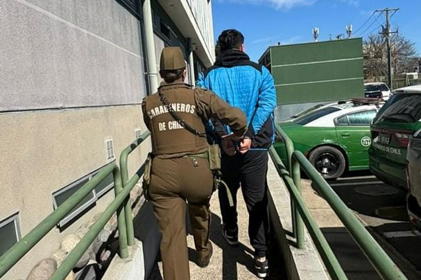 Carabineros detuvo en Chillán adolescentes y un adulto implicados en riña registrada en el exterior de un liceo