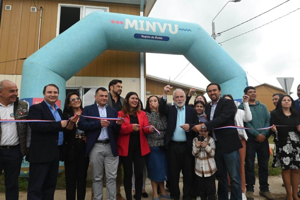 Ministro Carlos Montes encabezó entrega de megaproyecto en Chillán Viejo que beneficia a 234&nbsp;familias