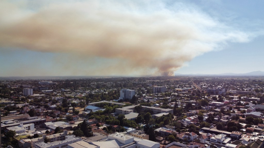 Declaran Alerta Roja en Chillán por incendio forestal que amenaza a&nbsp;viviendas