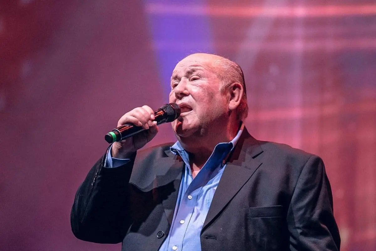Fallece Leo Dan, ícono de la balada en español, dejando un legado imborrable