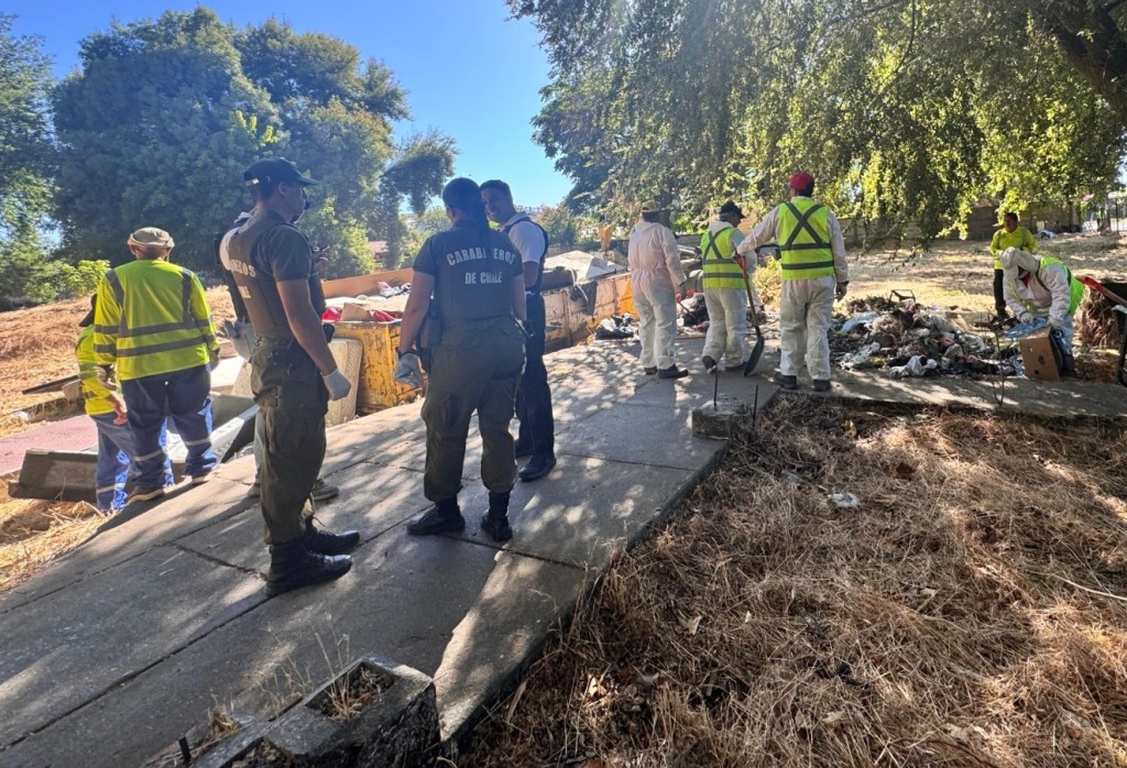 Carabineros y Seguridad Municipal retiraron 30 toneladas de basura en Chillán en «Operativo&nbsp;Puentes»