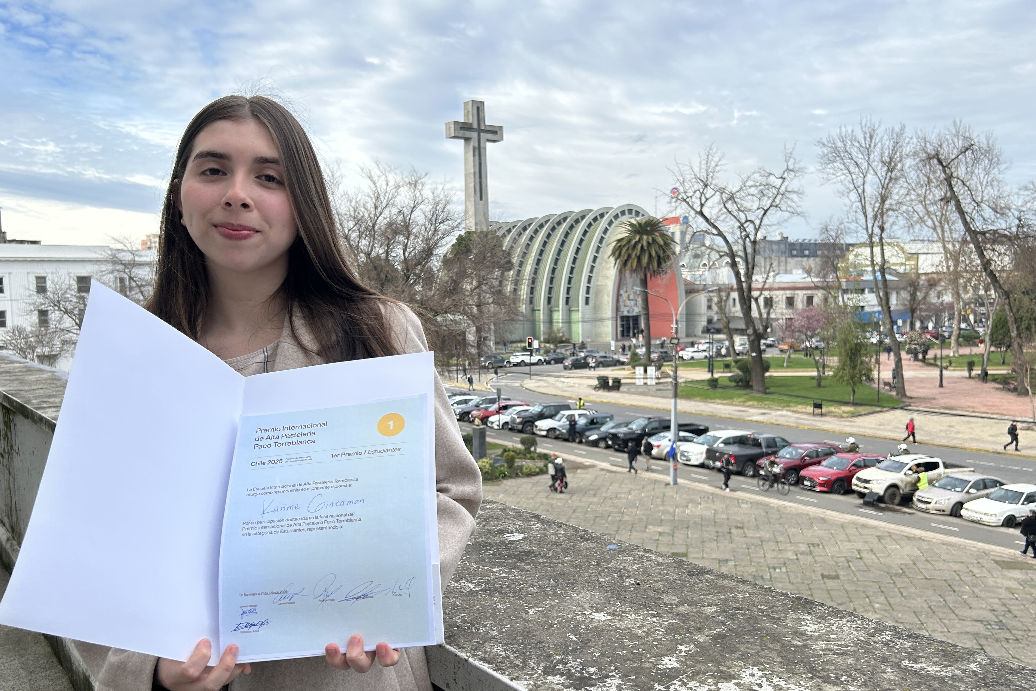 Joven ñublensina ganó Premio Internacional de Alta Pastelería: estudiará gastronomía en España