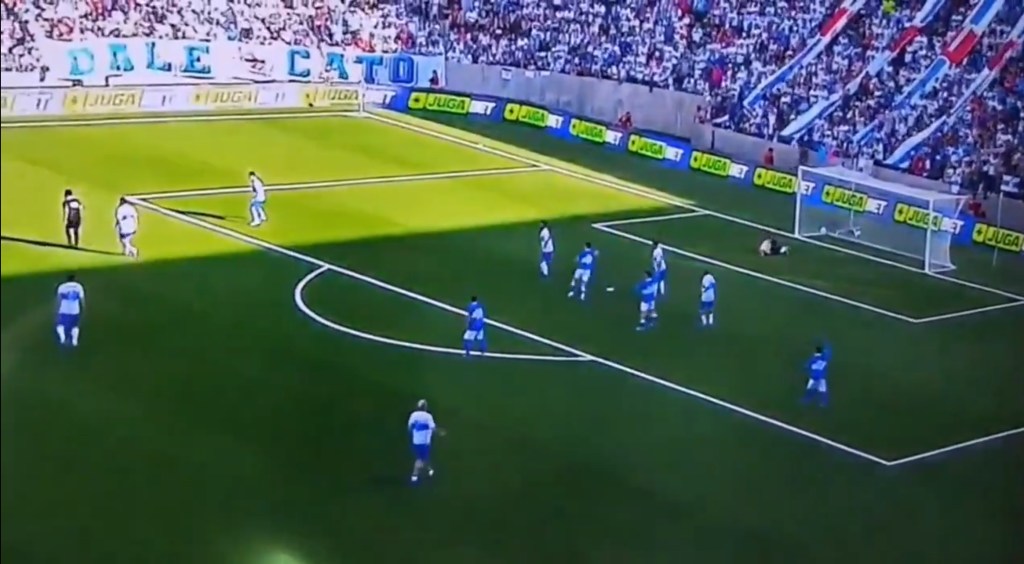 Conmoción en homenaje cruzado: exarquero Patricio Toledo se desplomó en pleno campo de&nbsp;juego