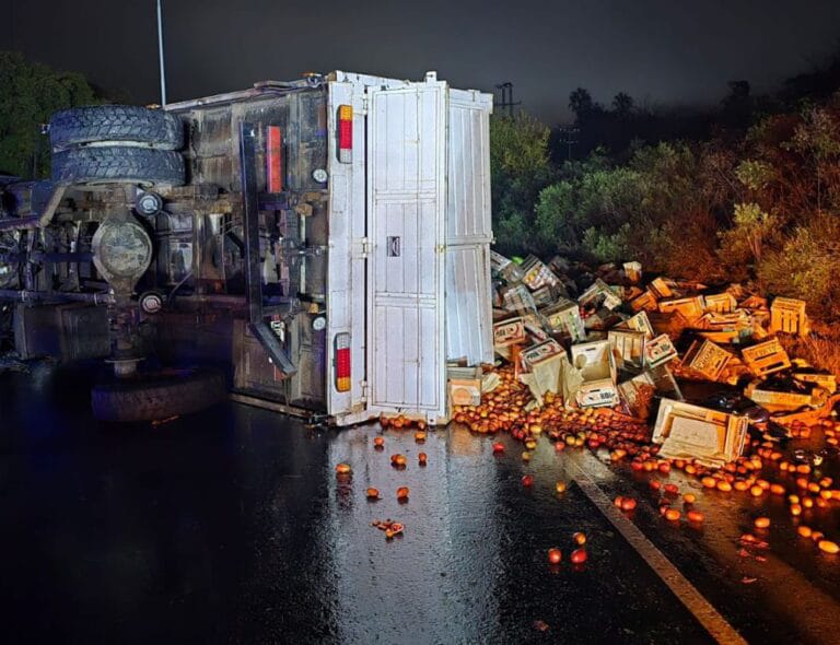 Dos personas lesionadas tras volcamiento de camión en Autopista del Itata