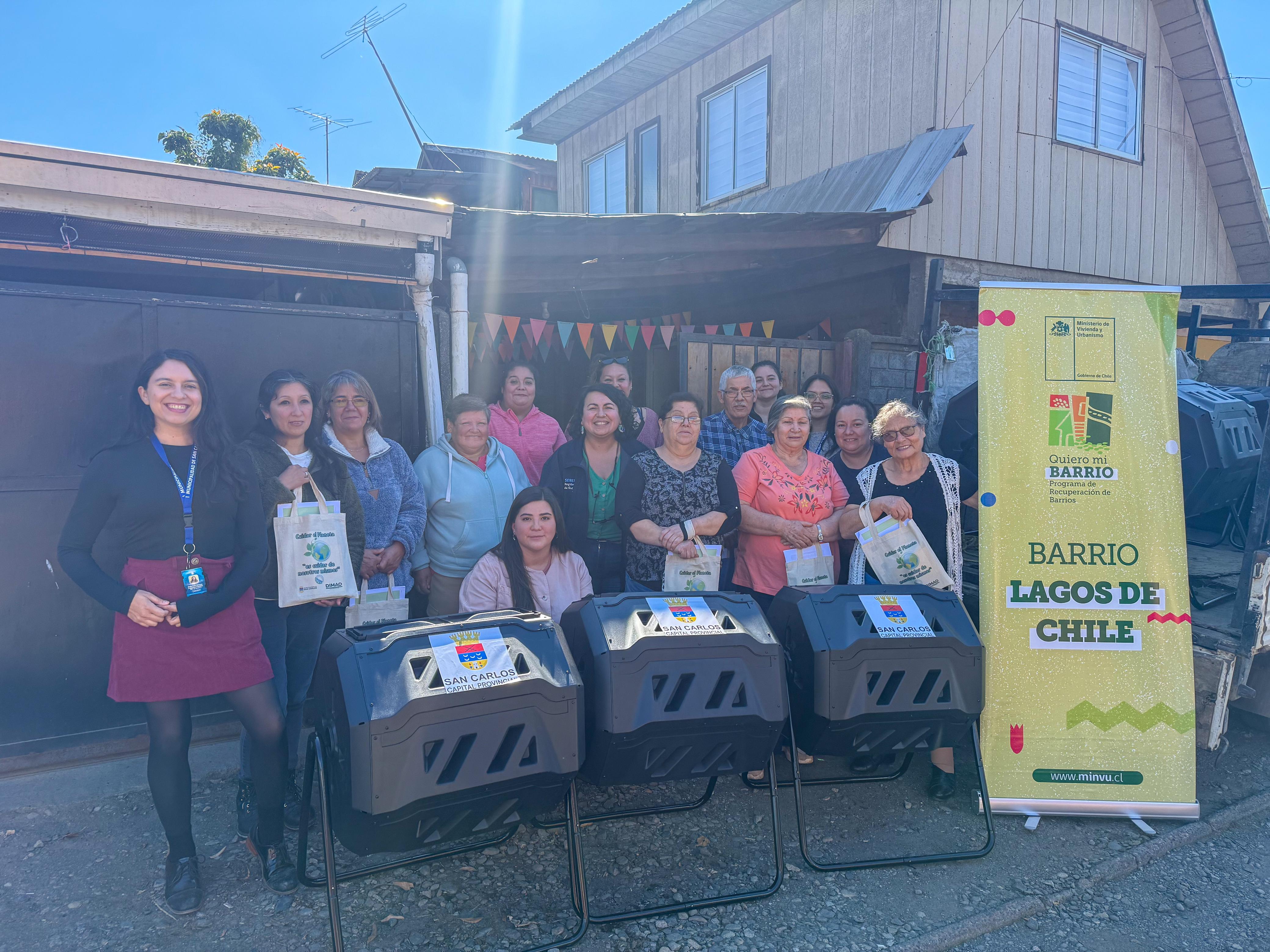 Vecinos y vecinas participaron en la jornada “Menos Basura, Más Compost” que realizó el Programa Quiero Mi Barrio Lagos de Chile