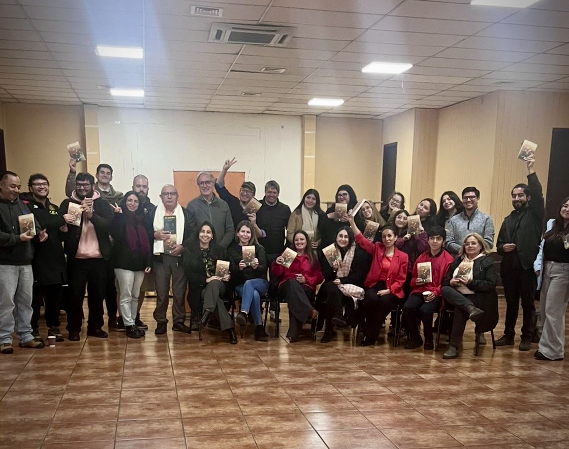 Con alta convocatoria y pese a la lluvia, se inaugura el Club de Lectura “Ojo & Tinta” en Chillán