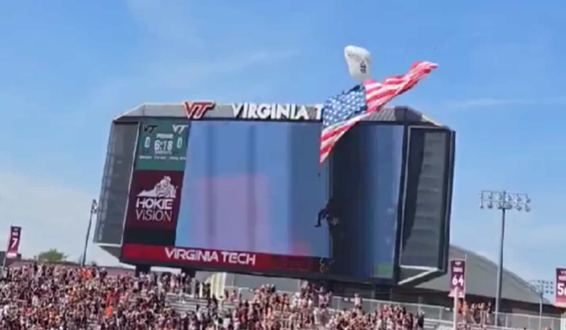 Paracaidista choca contra pantalla gigante y suspende partido en EE.UU