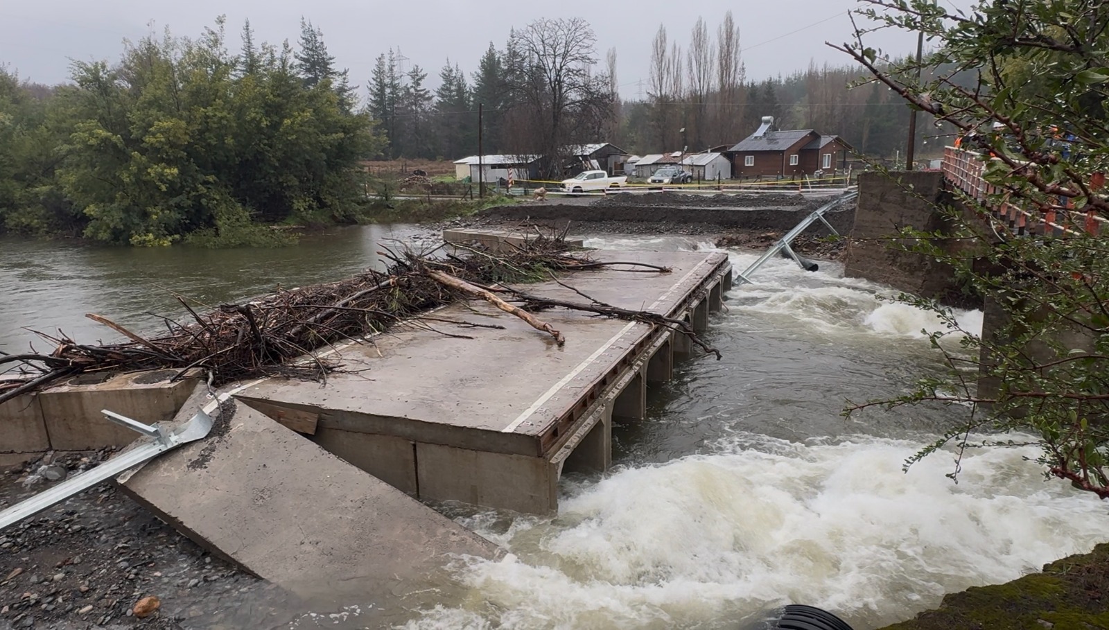 Crecida de estero corta terraplenes de acceso a puente en San Fabián
