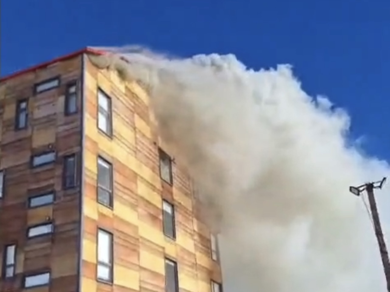 Incendio afecta último piso del Hotel Nevados de Chillán y obliga a evacuar el recinto